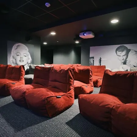 For Students Only - George Street In Apartment