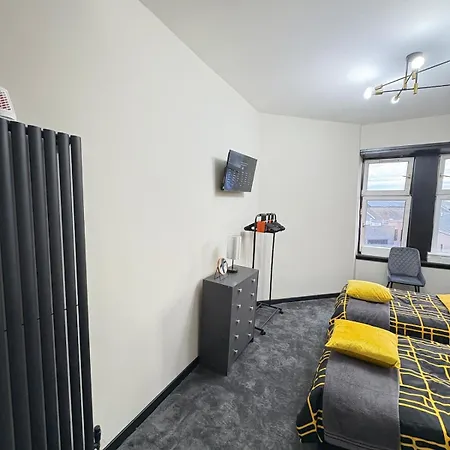 3br Modernised Sleeps 8, Walking Distance To West End, Free Parking