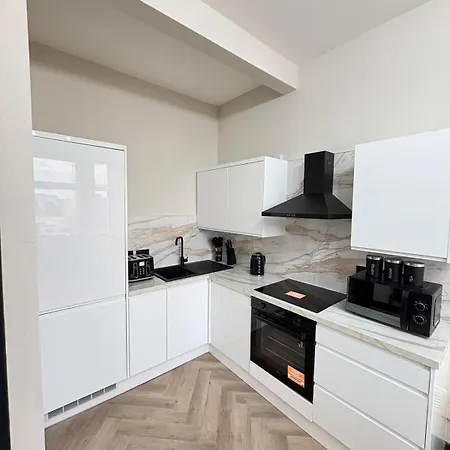 3br Modernised Sleeps 8, Walking Distance To West End, Free Parking * Глазго
