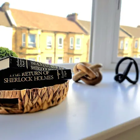 Dom wakacyjny Newly Renovated Gem - Free Parking & Modern Comfort