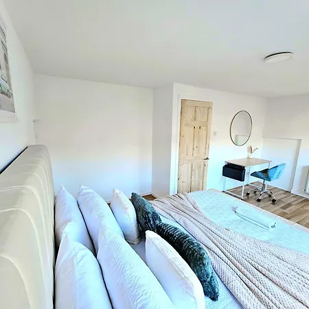 Spacious Haven With Free Parking グラスゴー