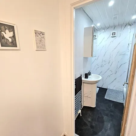 Spacious Haven With Free Parking 別荘 *