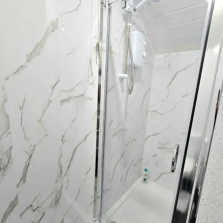 Spacious Haven With Free Parking 別荘 *