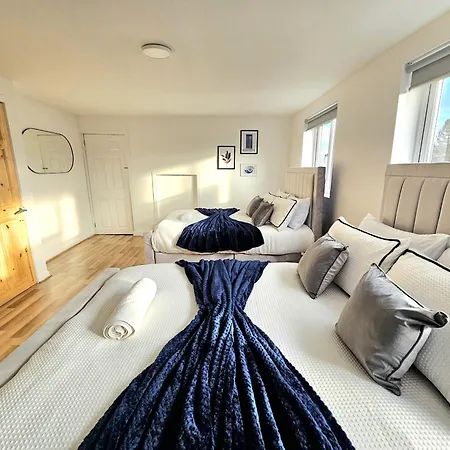 Spacious Haven With Free Parking 別荘 *