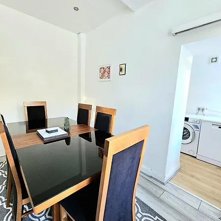 別荘 Spacious Haven With Free Parking *