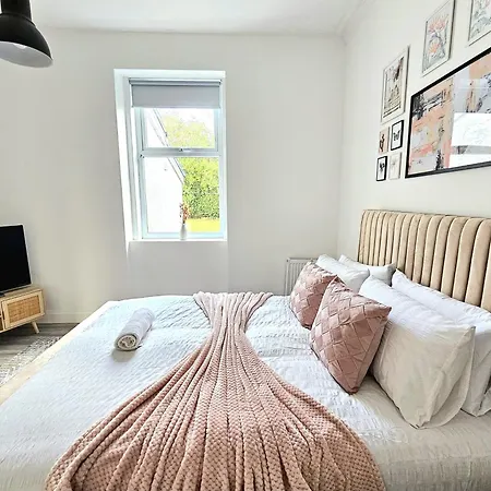 別荘 Spacious Haven With Free Parking *