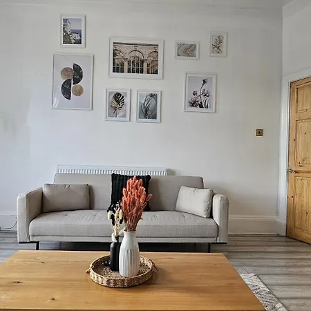 Spacious Haven With Free Parking *