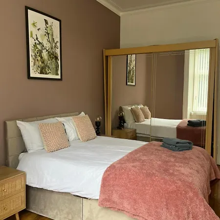 3br Near Ibrox Subway Sleeps 7 And Parking * Glasgow