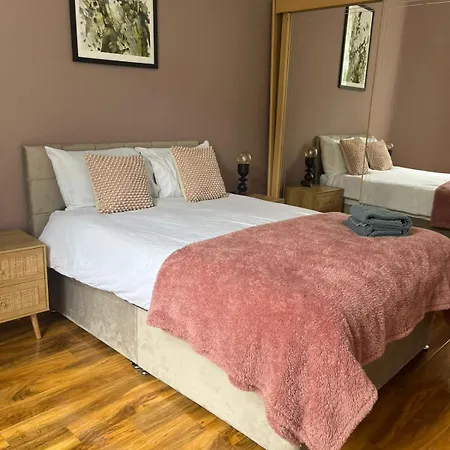 3br Near Ibrox Subway Sleeps 7 And Parking Glasgow