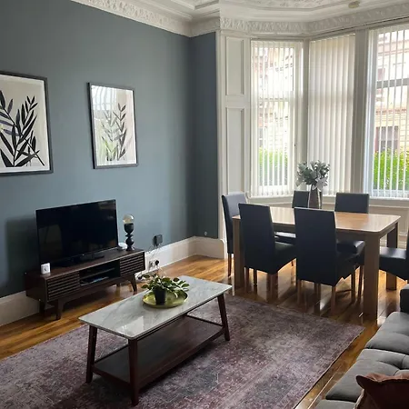 3br Near Ibrox Subway Sleeps 7 And Parking Lägenhet