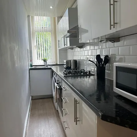 3br Near Ibrox Subway Sleeps 7 And Parking *