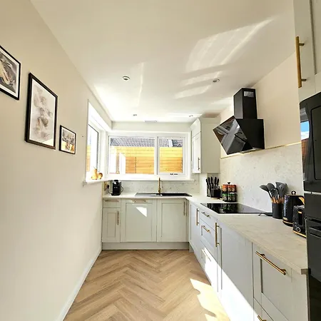 Newly Renovated Gem - Free Parking & Modern Comfort * Glasgow