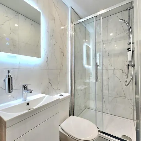 Newly Renovated Gem - Free Parking & Modern Comfort Dom wakacyjny Glasgow