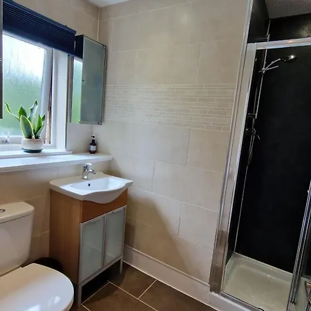 Modern Three-bedroom In Leafy West End With Private Parking *