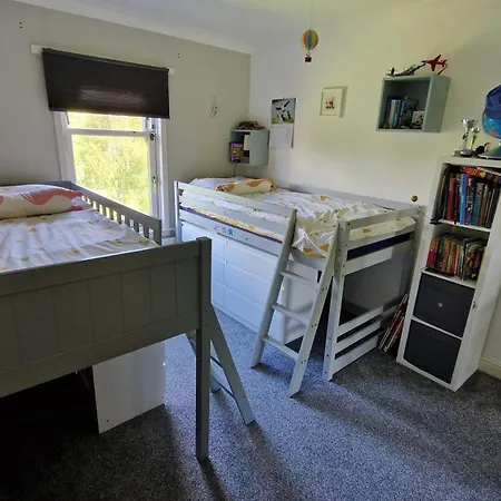 Modern Three-bedroom In Leafy West End With Private Parking