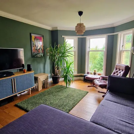 Modern Three-bedroom In Leafy West End With Private Parking Apartment