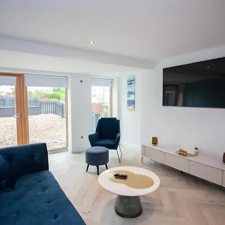 Newly Renovated 3 Bedroom Modern House Glasgow
