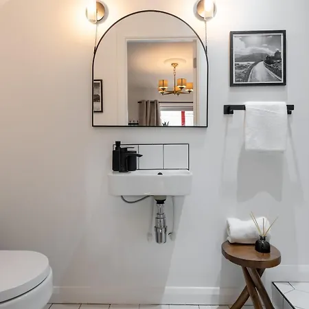 בית נופש Botanic House - 3br - Private Parking גלאזגו