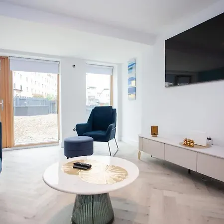 Newly Renovated 3 Bedroom Modern House * Glasgow