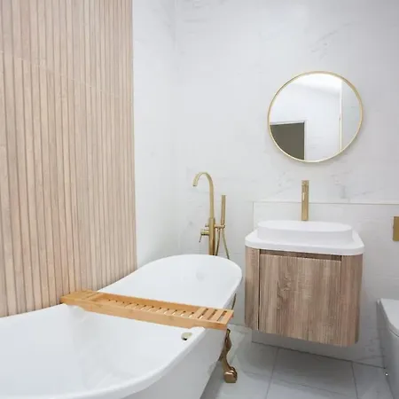 Newly Renovated 3 Bedroom Modern House Holiday home Glasgow