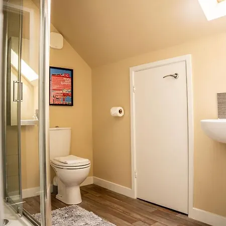 Villa Modern 3br With 3 Bathrooms, Garden & Free Parking