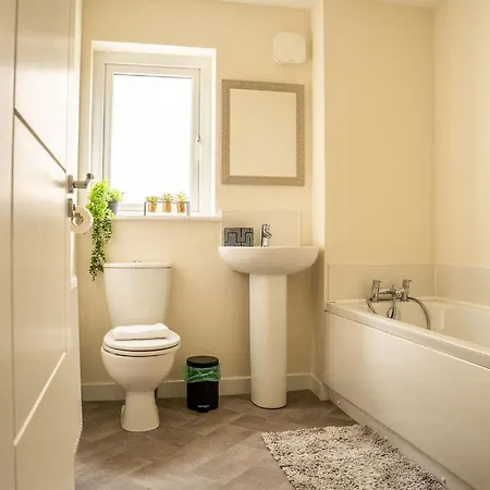 Modern 3br With 3 Bathrooms, Garden & Free Parking Glasgow