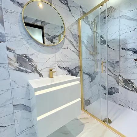 Stylish & Sleeps 7 - Free Parking - Walking Distance To & West End