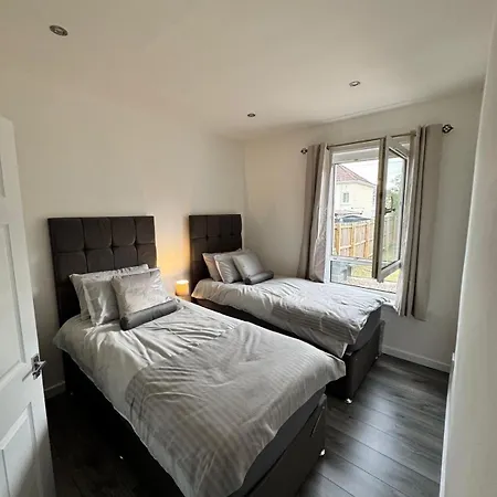 Modern And Stylish 3 Bedroom 2 Bathroom West End House With Free Wifi And Parking *