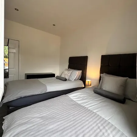 Modern And Stylish 3 Bedroom 2 Bathroom West End House With Free Wifi And Parking Villa