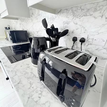 Cozy 3 Bed Home, Free Parking 8 Min To Centre *