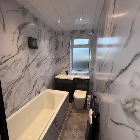 شقة Cozy 3 Bed Home, Free Parking 8 Min To Centre