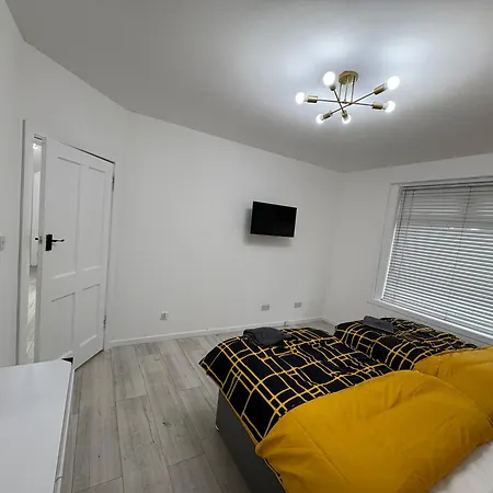 Cozy 3 Bed Home, Free Parking 8 Min To Centre *