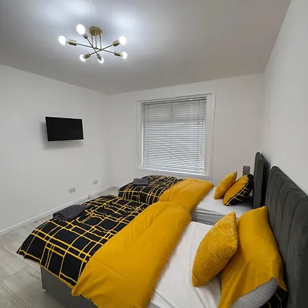 Cozy 3 Bed Home, Free Parking 8 Min To Centre شقة