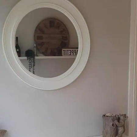 3 Bedroom Sleeps 6 Free Parking