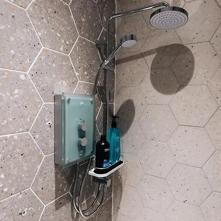 Fresh Stylish West End Flat Glasgow