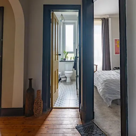 Traditional Close To Centre & Hampden