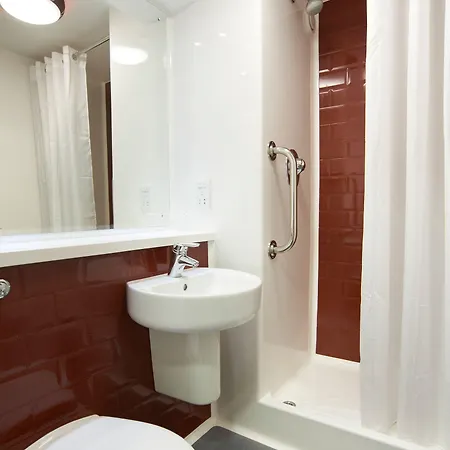 Travelodge Queen Street Hotel 3*