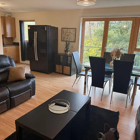 2br With Parking Near Southside And Queens Park Lejlighed