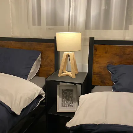 Apartment Modern In West End, Free Parking