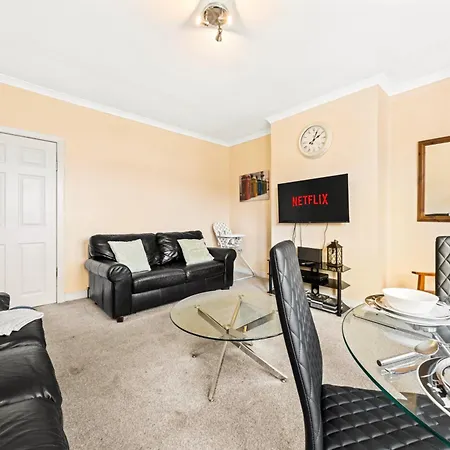Bright & Modern Family Flat Near Centre