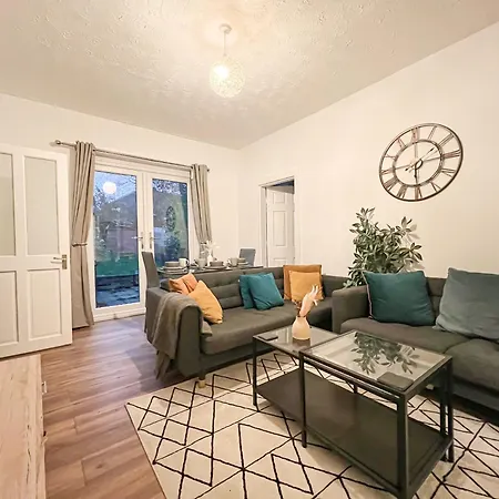 Attractive 3 Bedroom 公寓 *