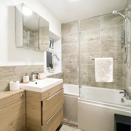 Attractive 3 Bedroom Appartement Glasgow