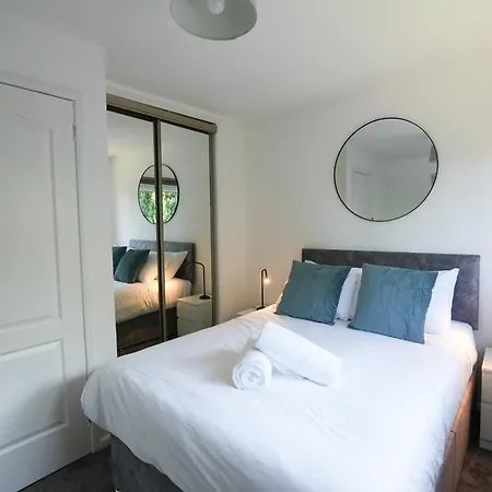 Modern 2 Bedroom Platinum Pad * غلاسغو