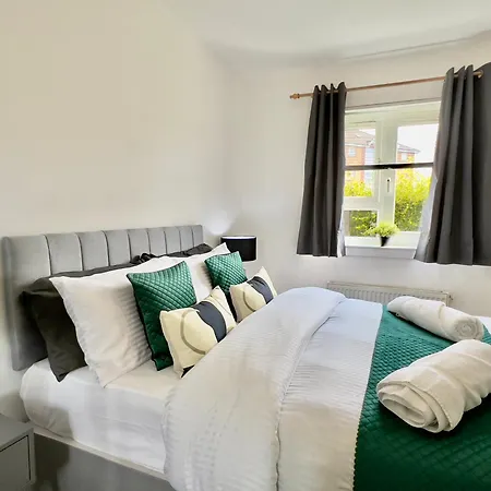 Stylish With Free Parking Near Town Apartment