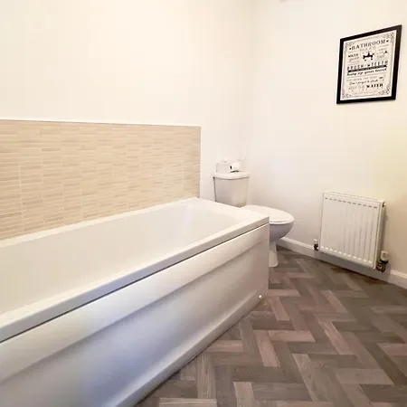 Stylish With Free Parking Near Town Apartmán