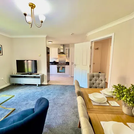 Stylish With Free Parking Near Town Apartmán