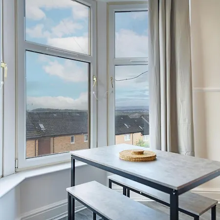 아파트 3br Flat Near Maryhill Park And West End With Parking *