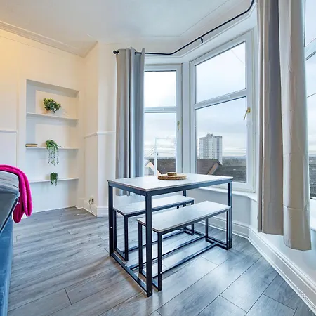 3br Flat Near Maryhill Park And West End With Parking Glasgow