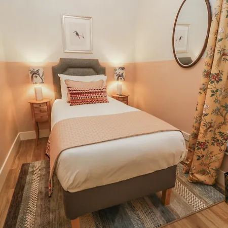 The Coach House - Holmwood בית נופש *
