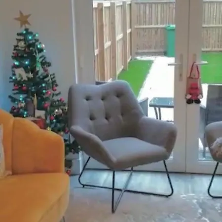 Hébergement de vacances Executive Triplex House, 3 Bedroom 3 Bathrooms 1 Living Kitchen - Huge Terrace For Master Bedroom - Private E Parking Lez Congestion Zone Free - Garden - 5 Mins Drive To Centre Station *